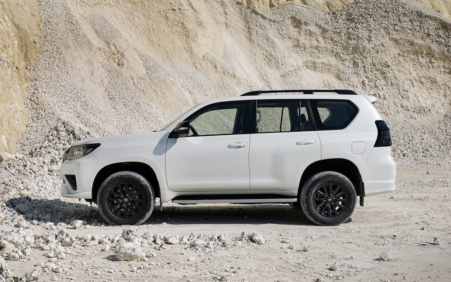 Comparison Toyota Land Cruiser Prado 2021 vs Lexus LX 570 ThreeRow 2020 SUV Drive
